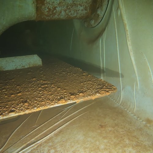 Sprinklertank-Inspektion: Stahltank, 5 Jahre – Schwere Sedimentablagerungen Bodensicht